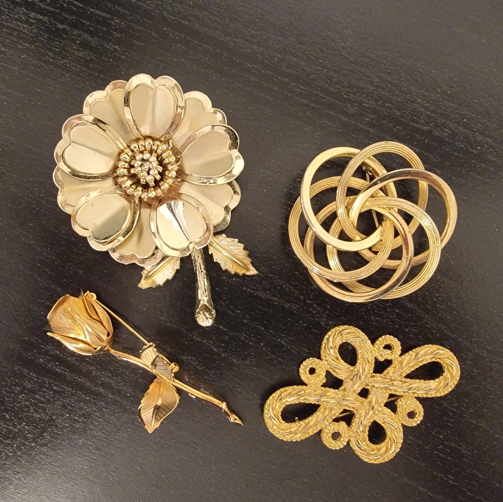 🔴 VINTAGE Unsigned Brooch Lot Gold Tone Extra Large XL Distressed Brooches Pin